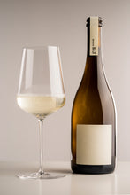 Load image into Gallery viewer, Se puede apreciar el tono, carbónico y espuma de BAT, elaborado según el método ancestral.