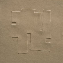 Load image into Gallery viewer, Detalle de la pegatina monocolor delantera de la botella, que muestra el logo de la gama BAT en relieve.