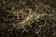 Load image into Gallery viewer, Detalle del té utilizado para la elaboración de BAT, Sencha Yabukita, de Japón.