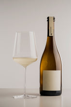 Load image into Gallery viewer, Se puede apreciar el tono, carbónico y espuma de BI, elaborado según el método ancestral.