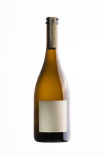 Load image into Gallery viewer, Botella de espumoso que contrasta con una pegatina delantera monocolor con el logo en relieve, y una pegatina superior en la parte de la chapa, única para cada botella.
